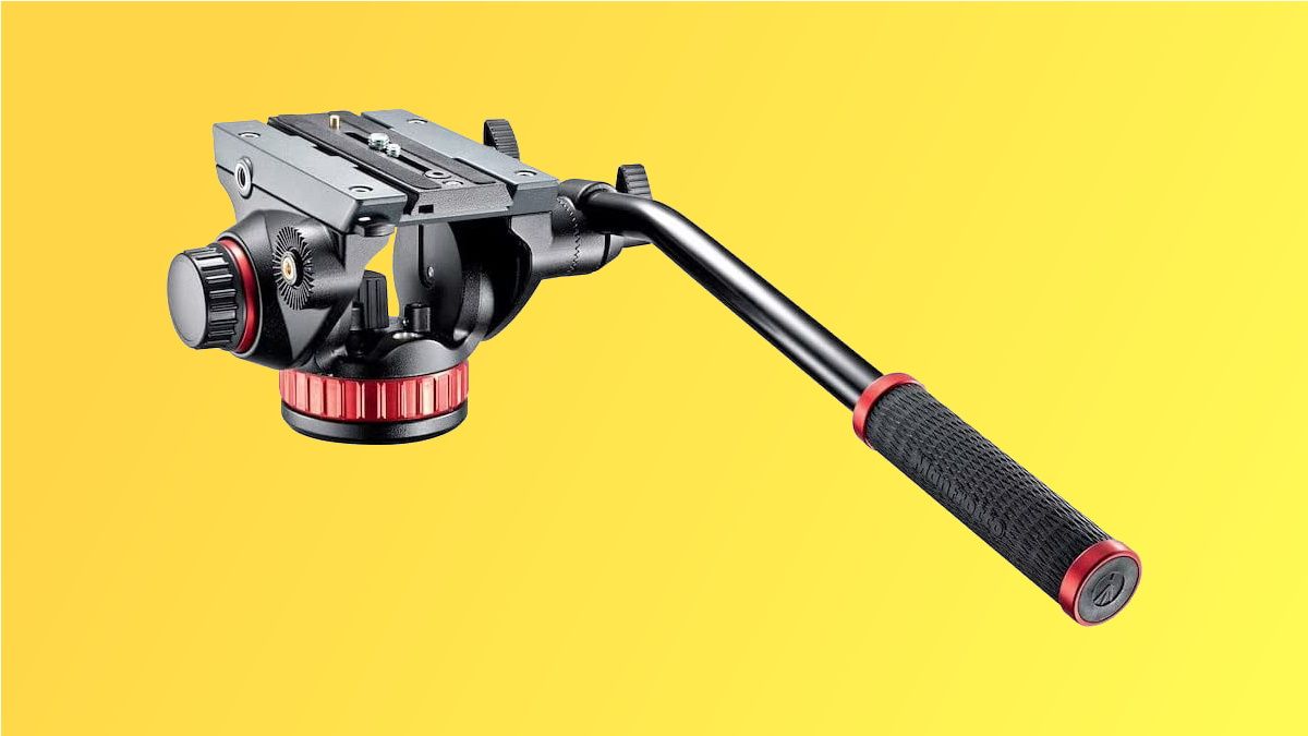 Tripé de vídeo Manfrotto em fundo amarelo