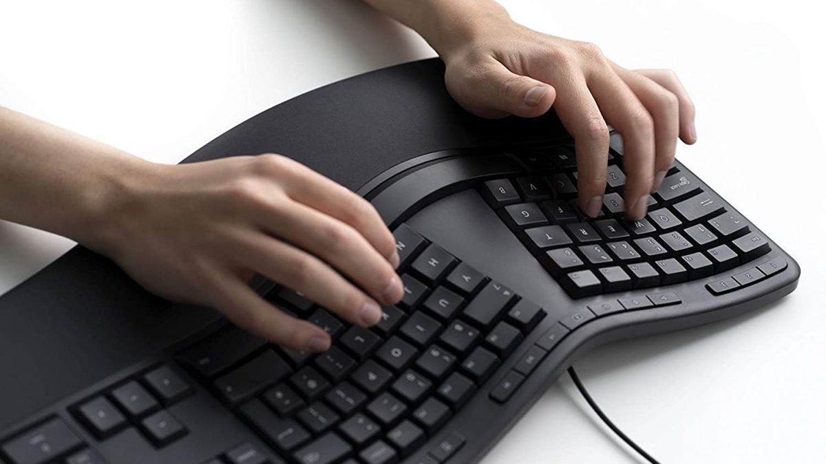Pessoa usando teclado ergonômico MS