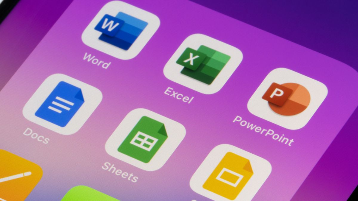 Close da tela de um smartphone mostrando aplicativos do Microsoft Office ao lado de aplicativos do Google.