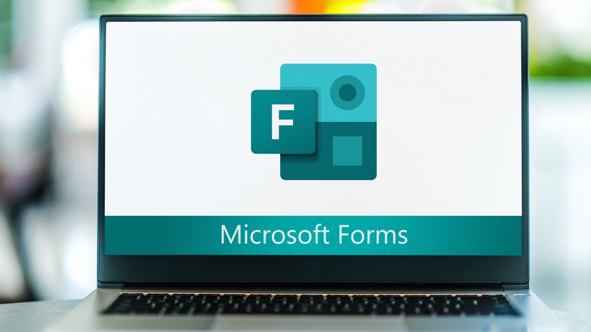 Uma tela de laptop mostrando o logotipo do Microsoft Forms.