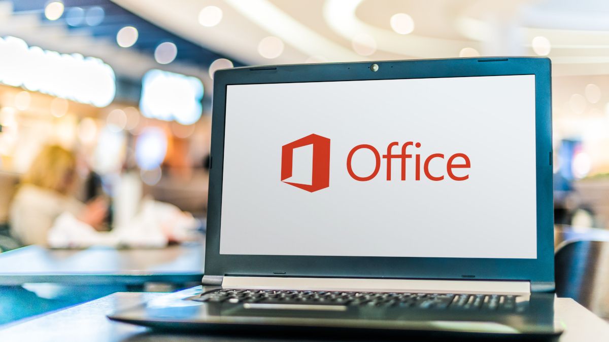 Um laptop com o logotipo do Microsoft Office na tela.