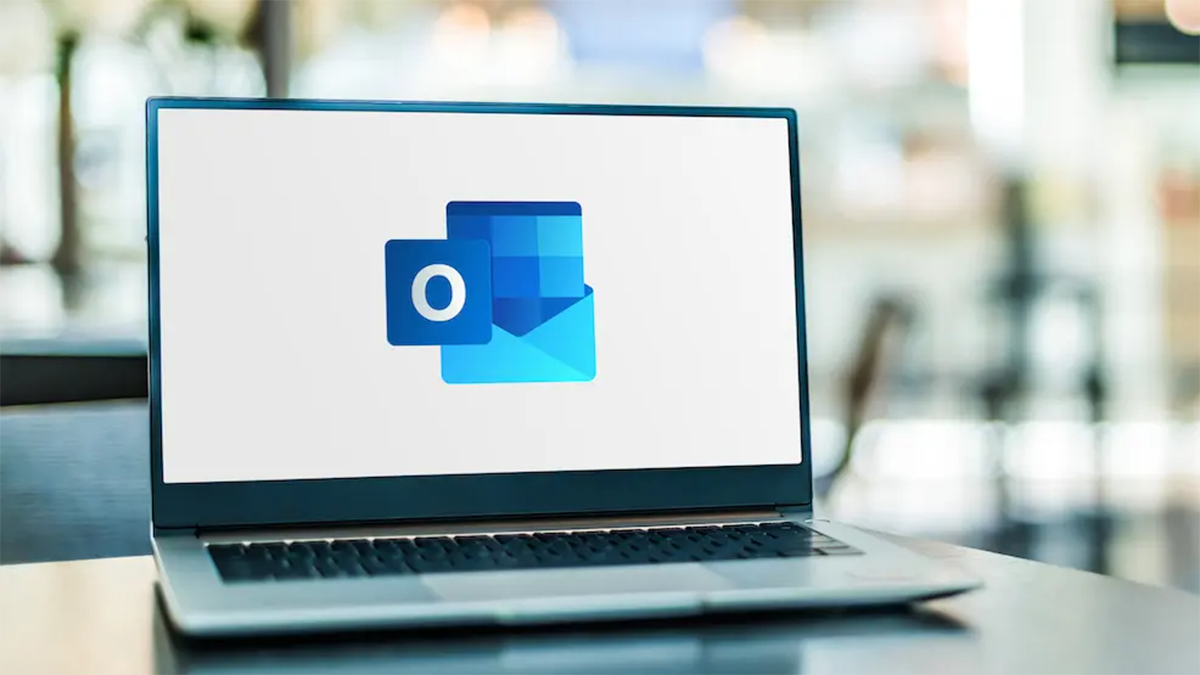 Logotipo do Microsoft Outlook em um laptop.