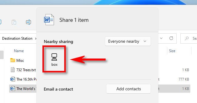Na janela Compartilhamento do Windows 11, clique no nome do PC para o qual deseja enviar um arquivo usando o Compartilhamento próximo.