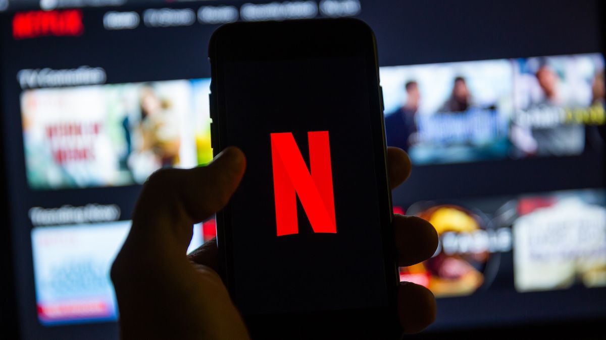 Logotipo da Netflix em um smartphone e na tela de um computador