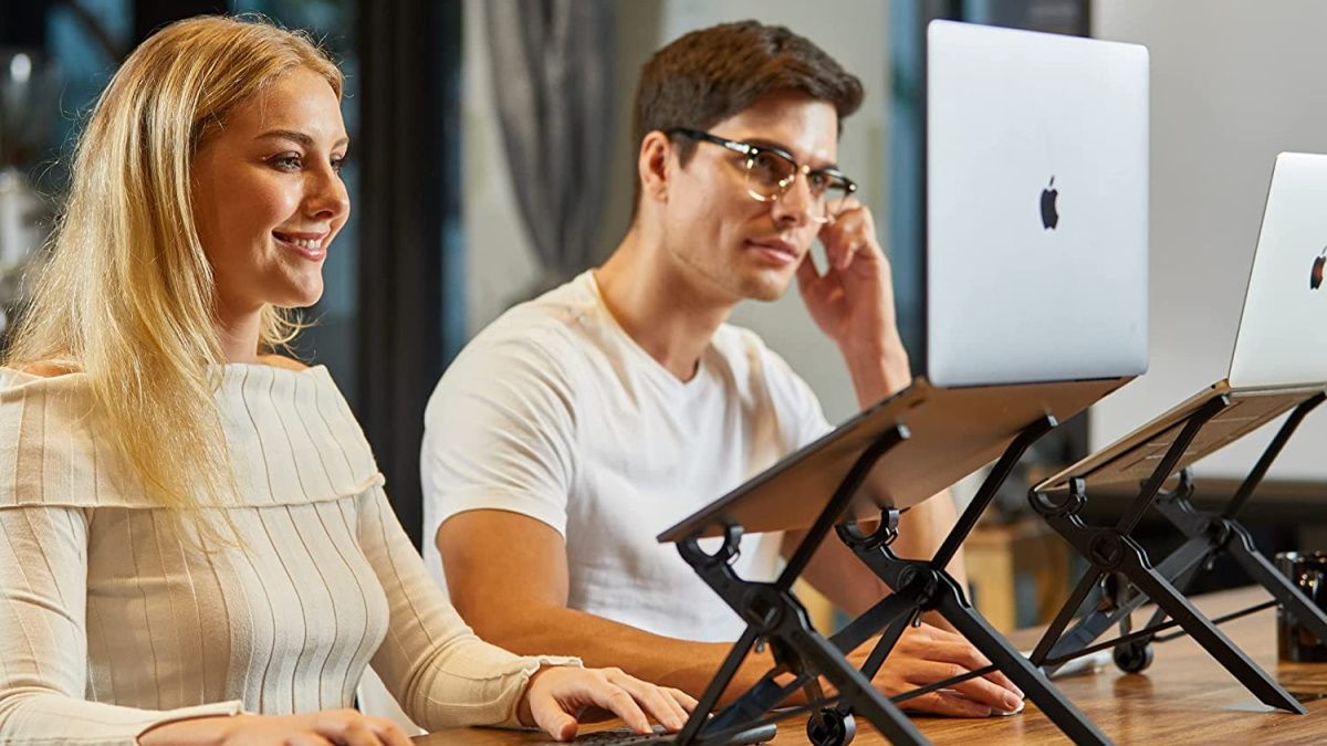 Pessoas que usam suporte para laptop Nextstand