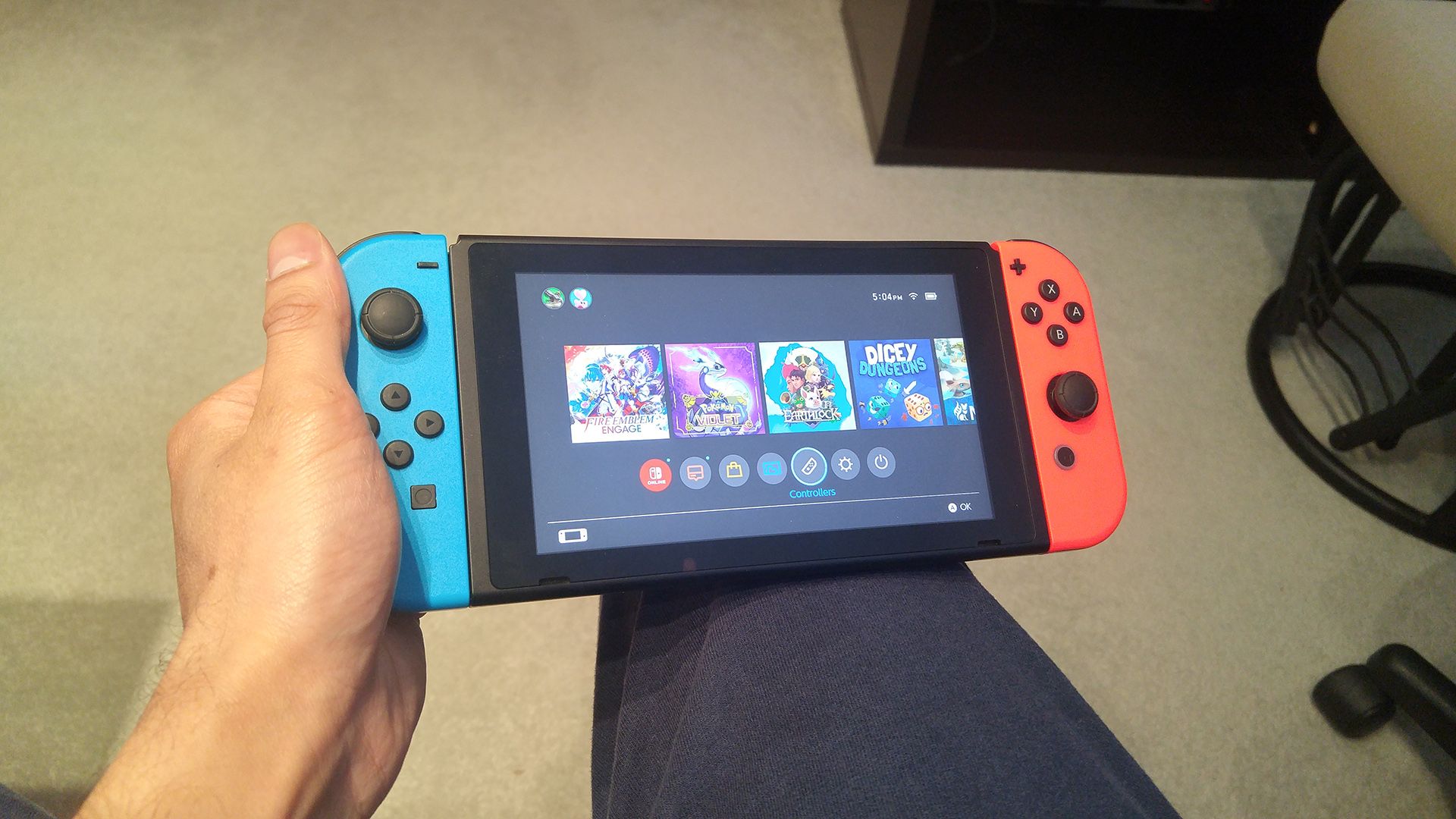 Um Nintendo Switch com dois Joy-Cons acoplados.