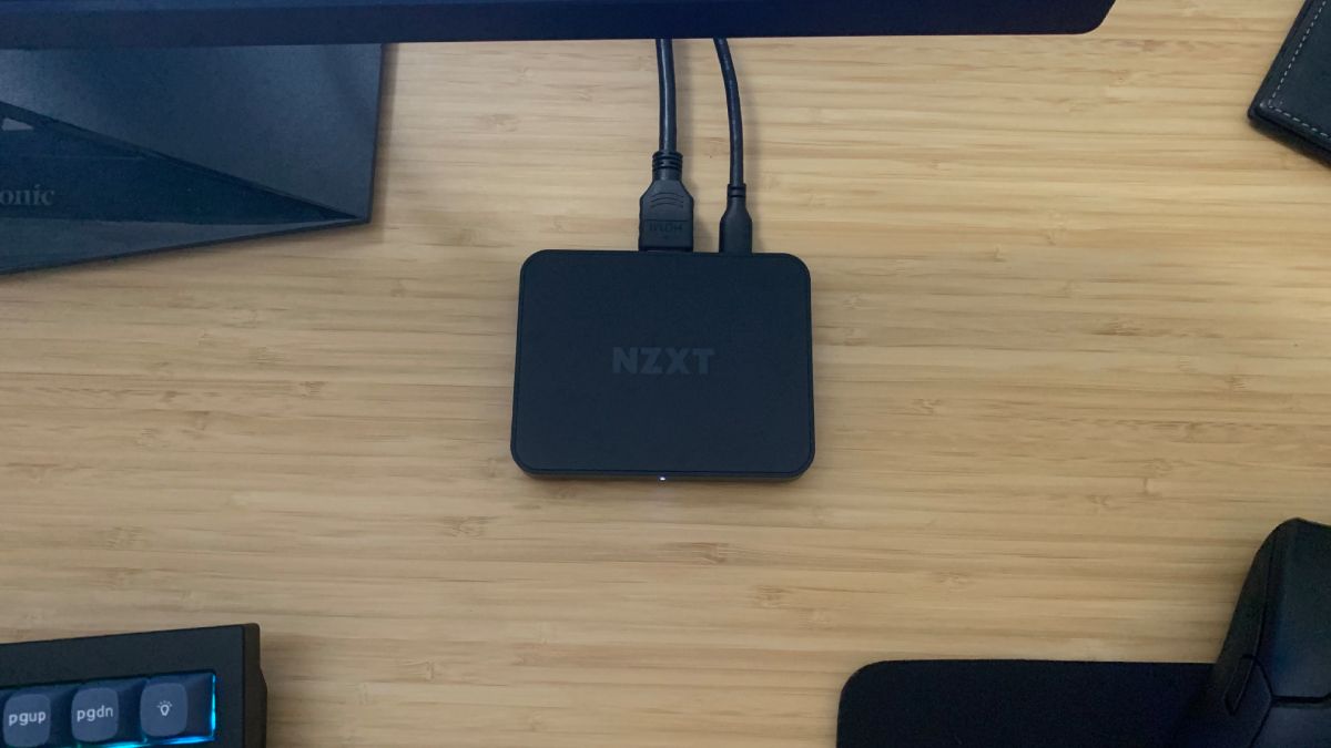 Placa de captura NZXT Signal 4K30 apoiada na área de trabalho