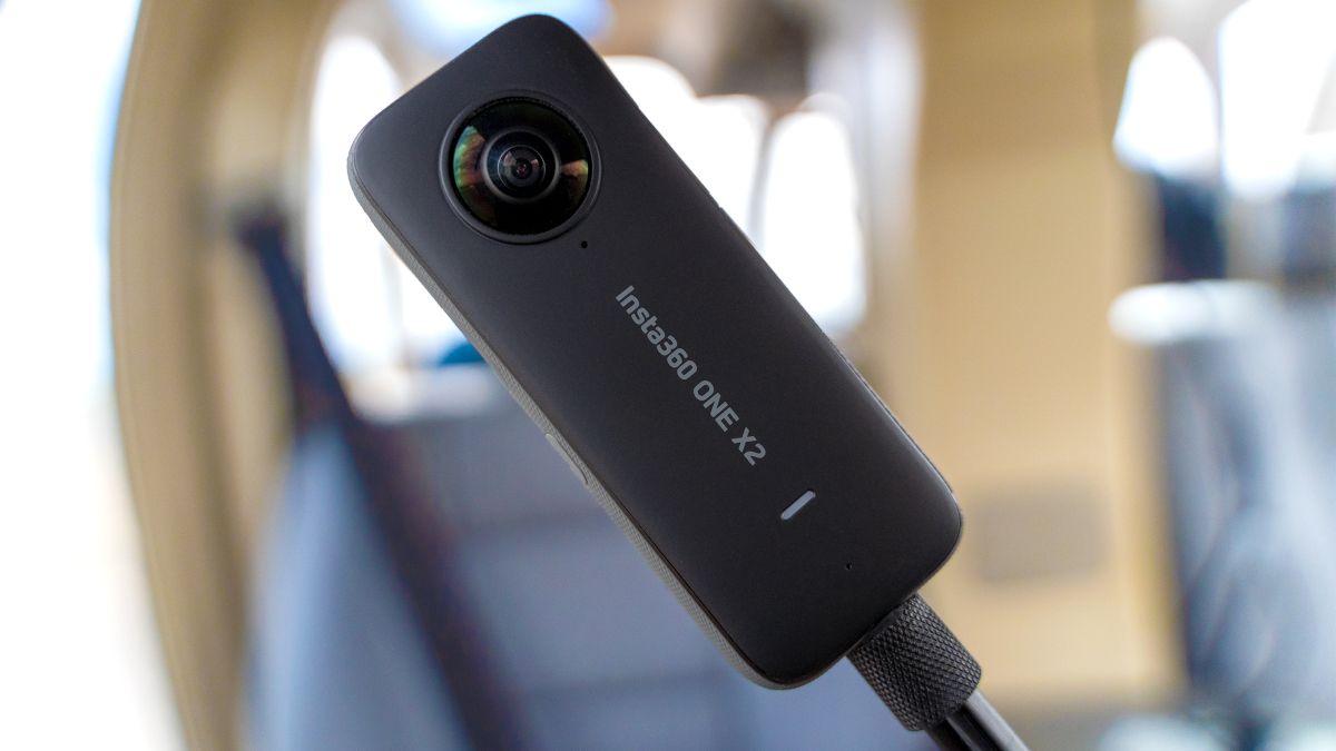 A câmera de ação ONE X2 de 360 ​​graus da Insta360 em um bastão de selfie preto.