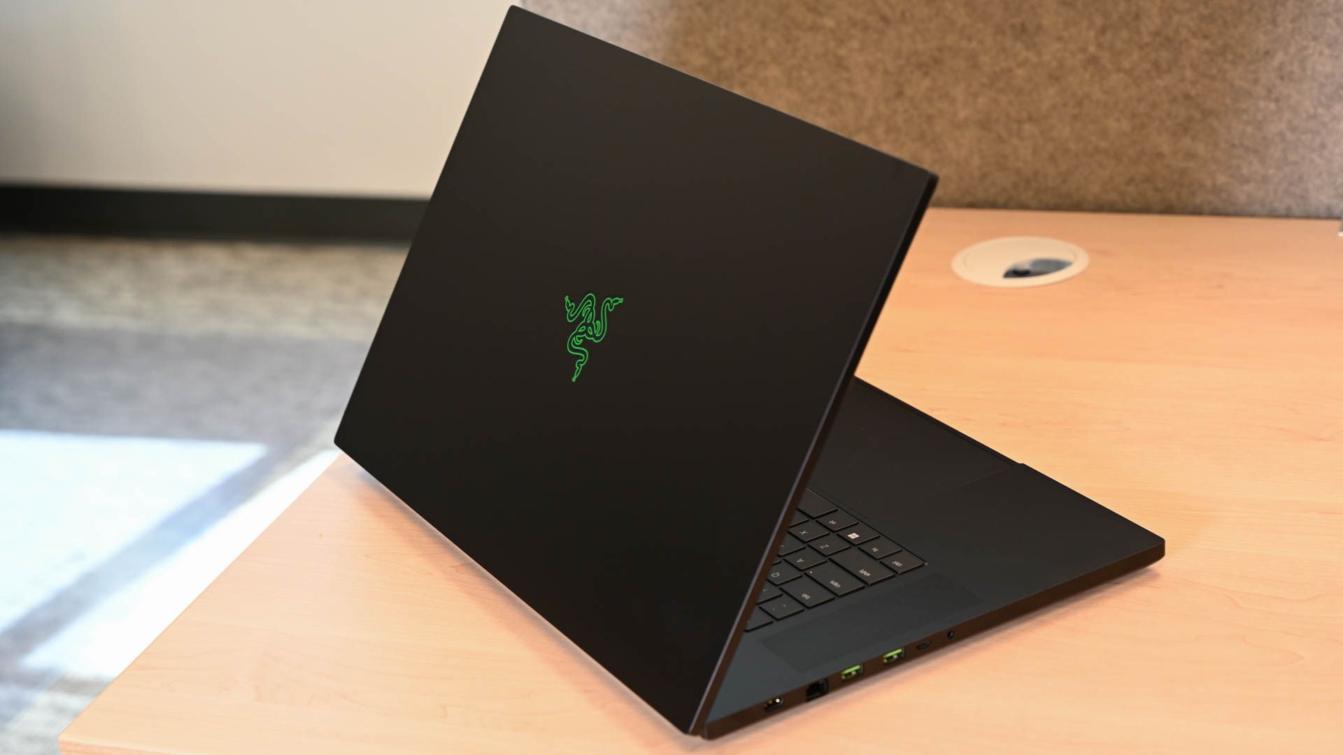 Abra o Razer Blade 18 em uma mesa.