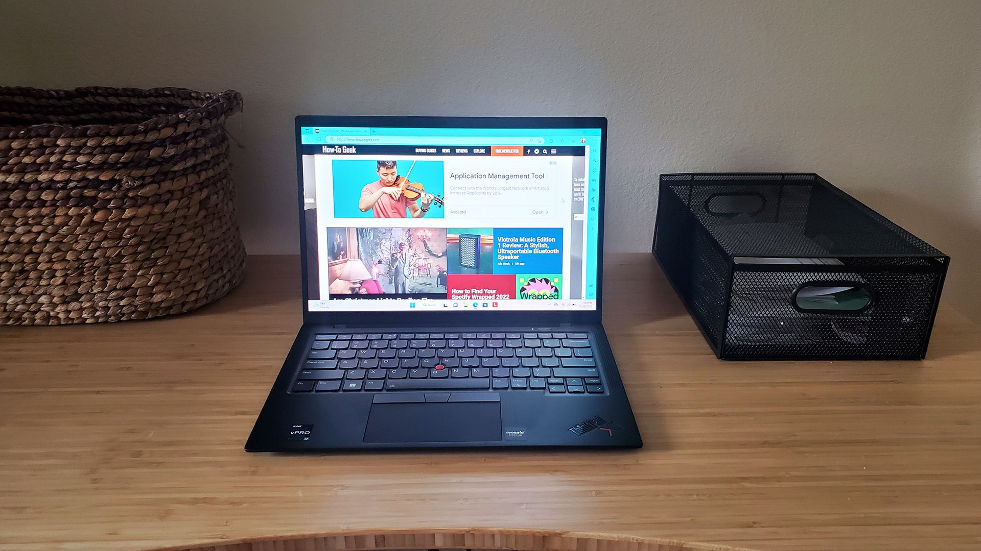 O laptop Lenovo ThinkPad X1 Carbo aberto sobre uma mesa.