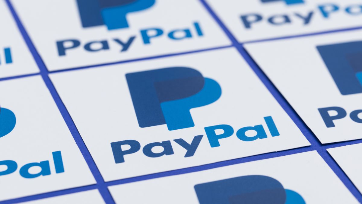 Várias cópias impressas do logotipo do PayPal dispostas em uma grade.