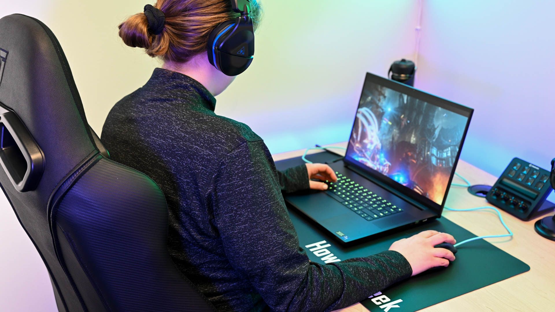 Pessoa jogando no Razer Blade 18.