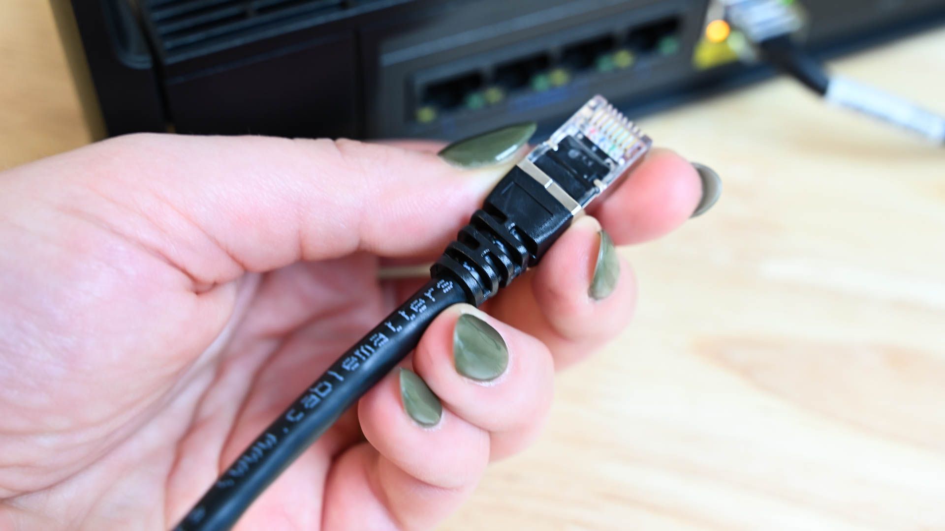 Pessoa segurando o cabo Ethernet Cable Matters