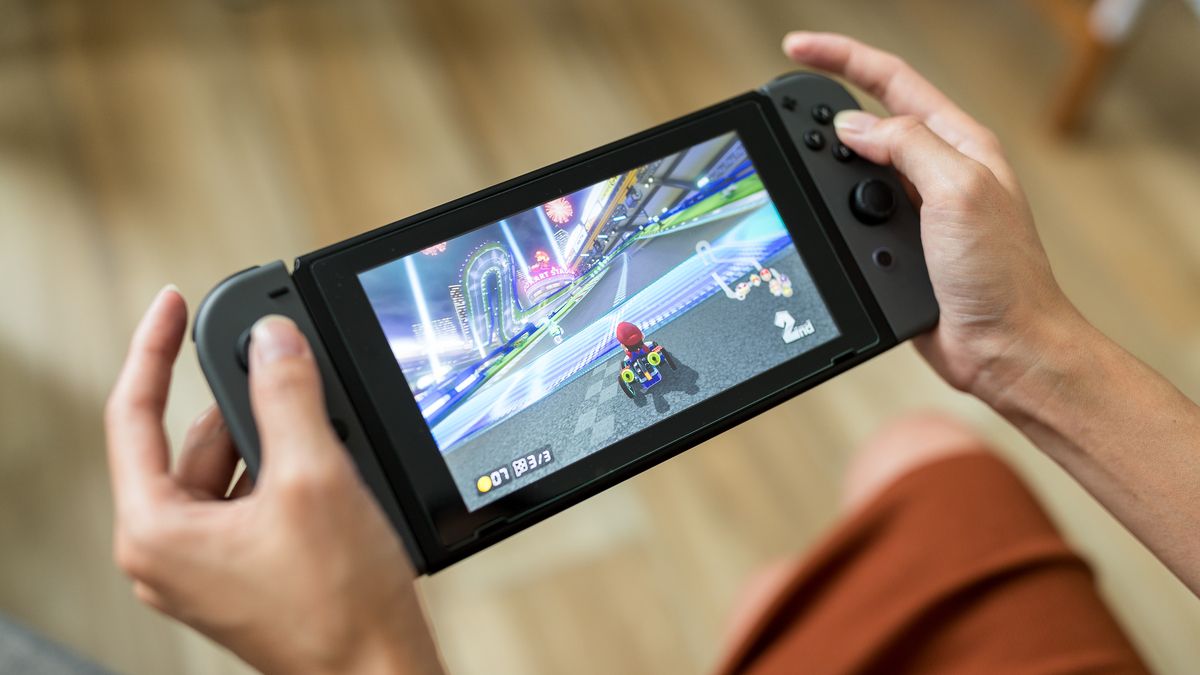 Pessoa jogando videogame Mario Kart em um Nintendo Switch