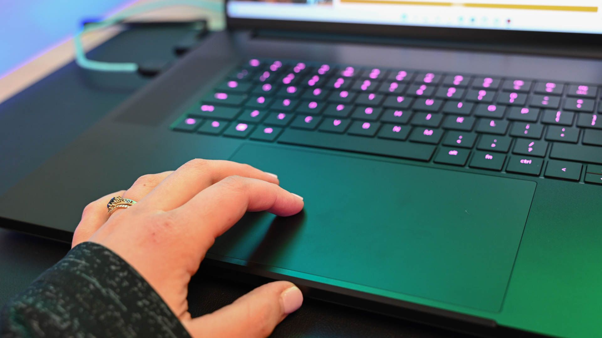 Pessoa usando o trackpad do Razer Blade 18.