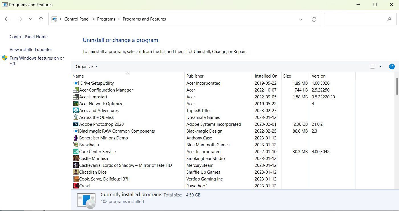 O menu Programas e Recursos no aplicativo Painel de Controle mostrando uma lista de programas instalados.