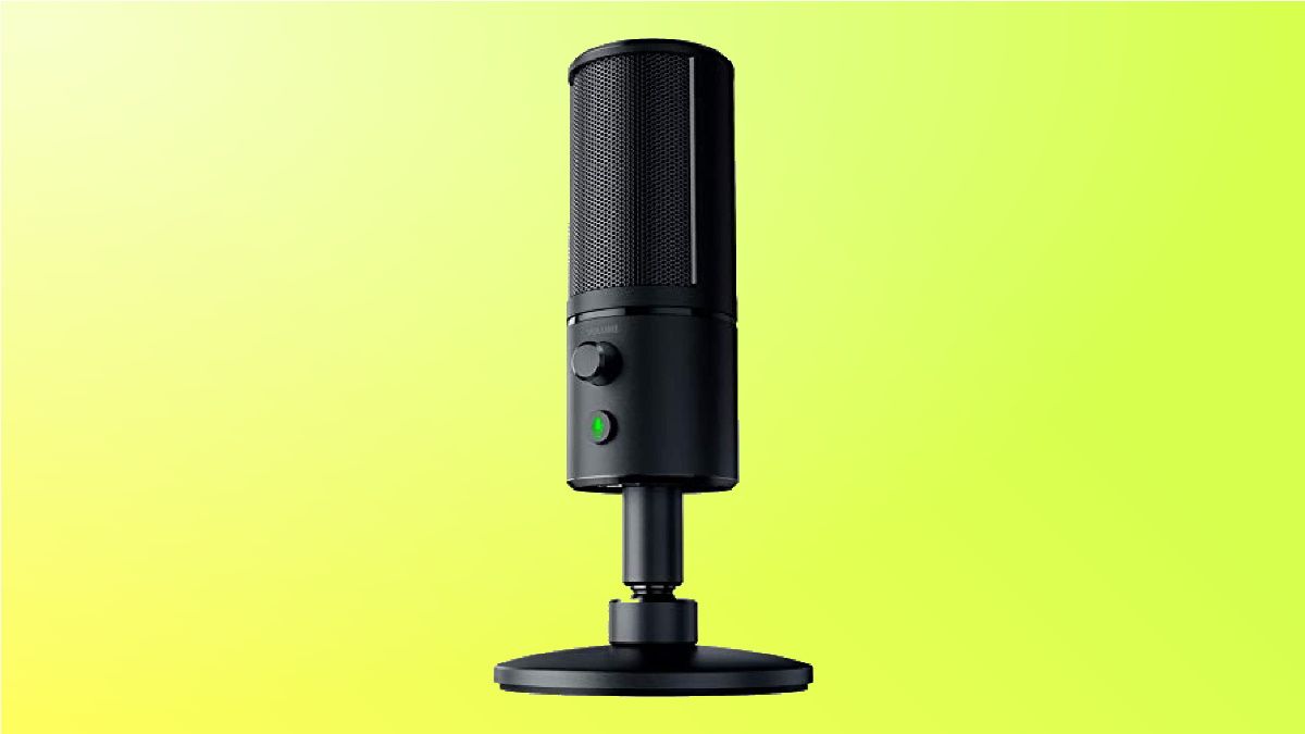 Razer Seiren X em fundo amarelo