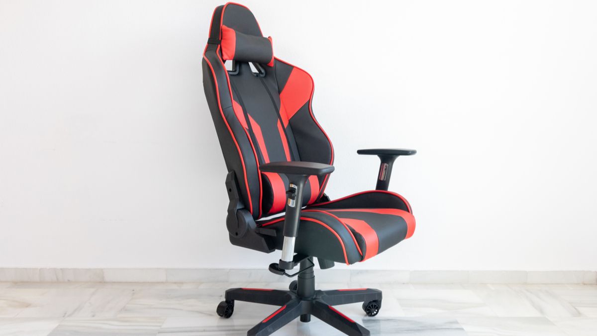 Uma cadeira gamer com detalhes em preto e vermelho.