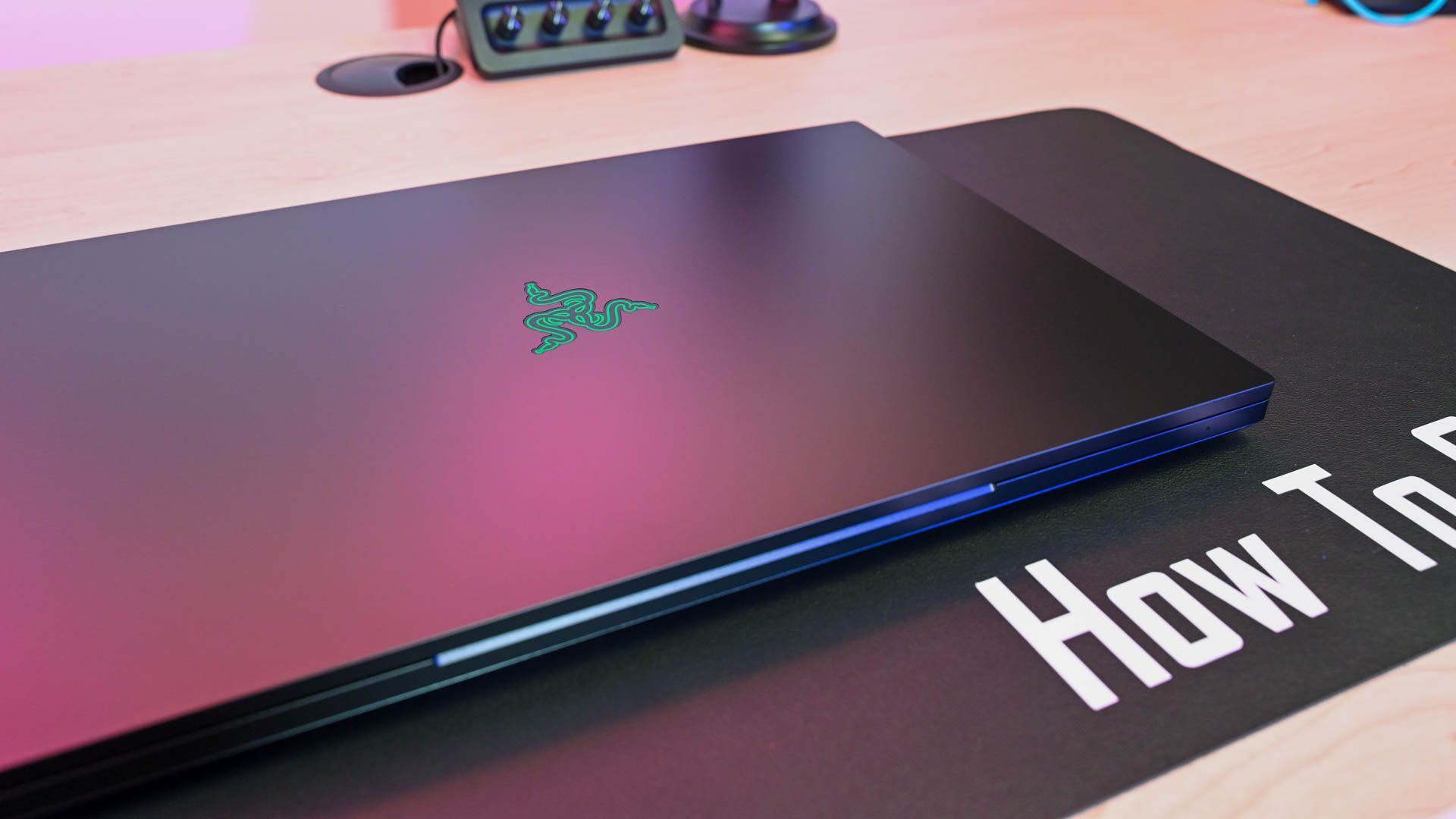 Luz vermelha no Razer Blade 18 fechado.