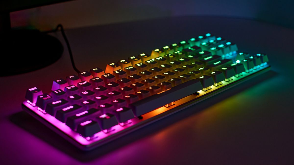 Um teclado mecânico para jogos com retroiluminação RGB.