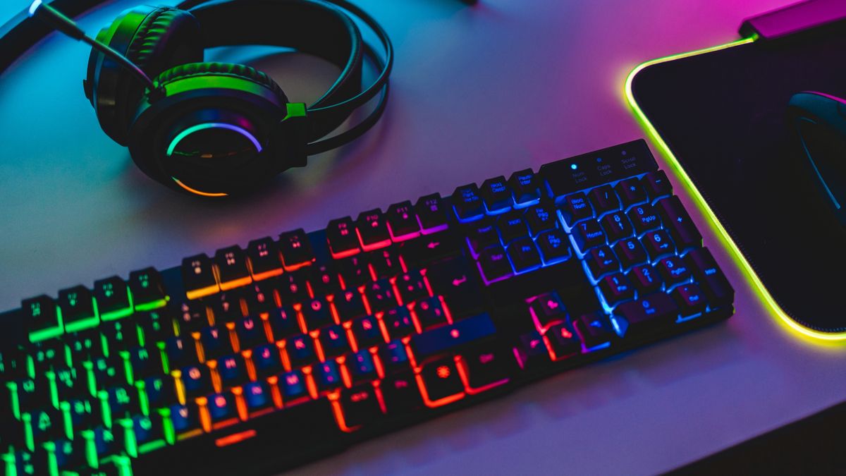 Um teclado e mousepad com iluminação RGB.