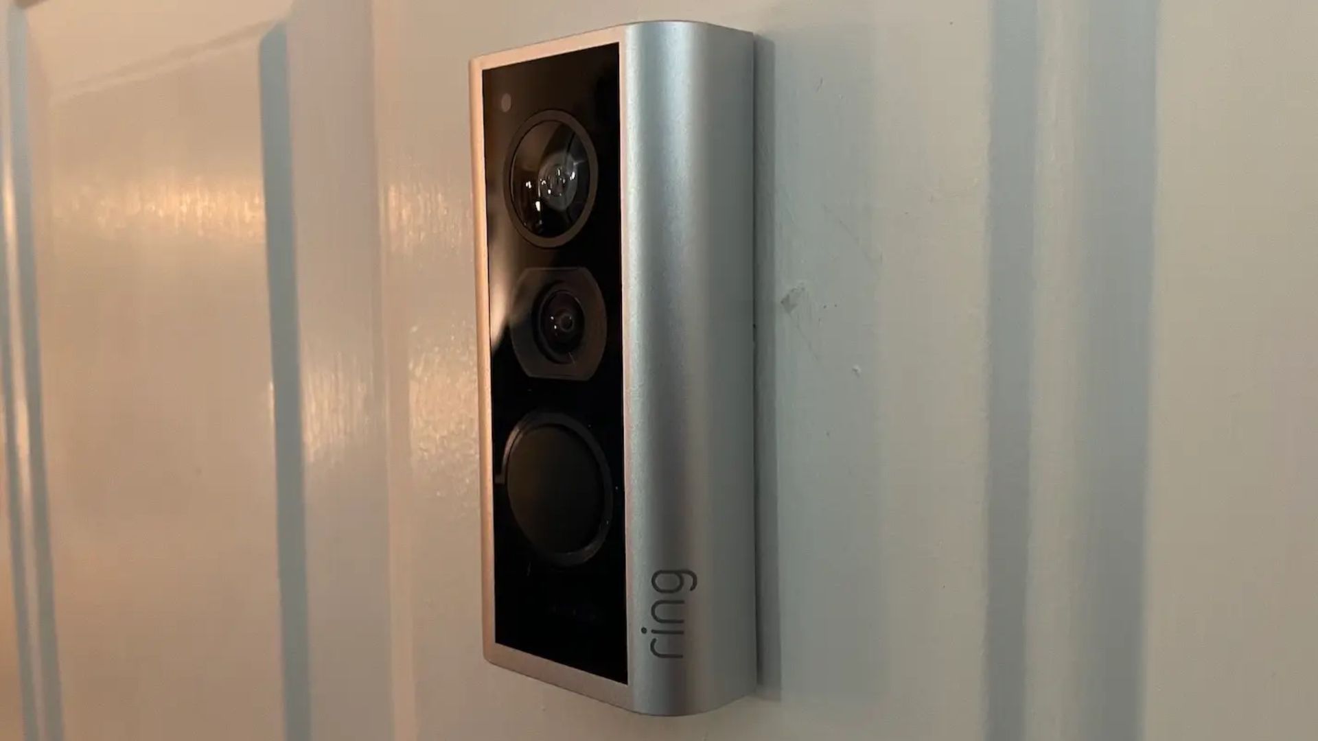 Anel Peephole Cam em um batente de porta