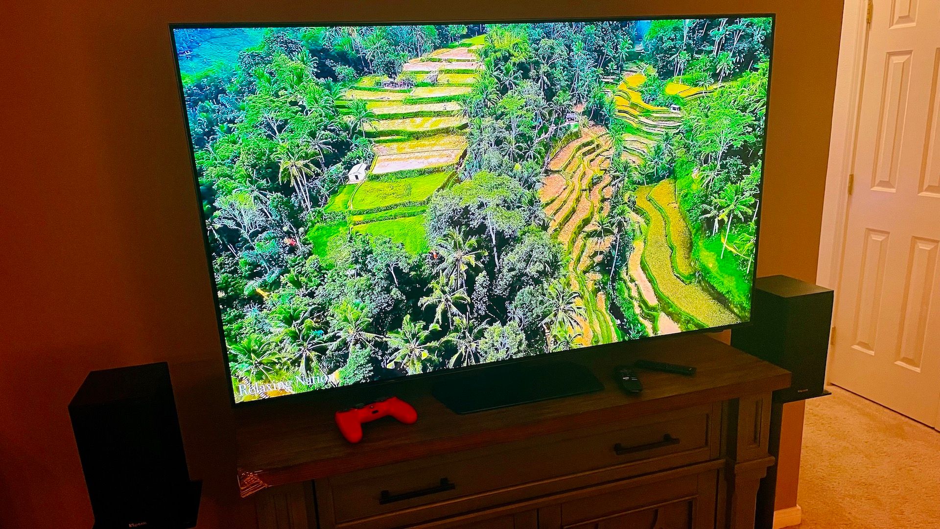 O Samsung QN90C de 55 polegadas em um suporte de TV na sala de estar.