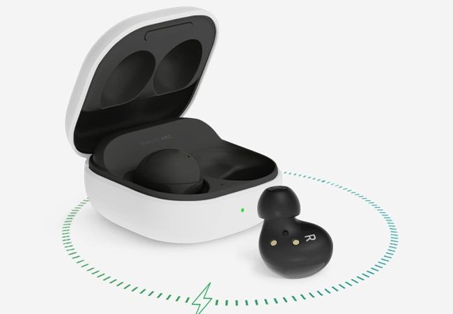 O Samsung Galaxy Buds 2 em seu estojo de carregamento.