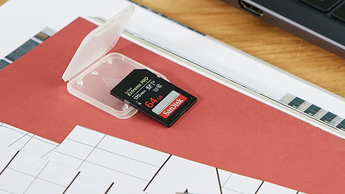 SanDisk 64GB Extreme PRO na mesa