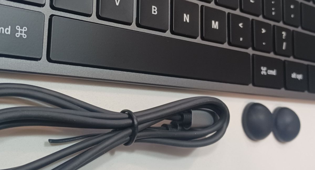 Teclado Satechi, suportes adesivos e cabo USB-C para C