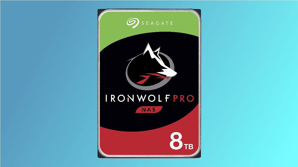 Seagate IronWolf Pro em fundo azul