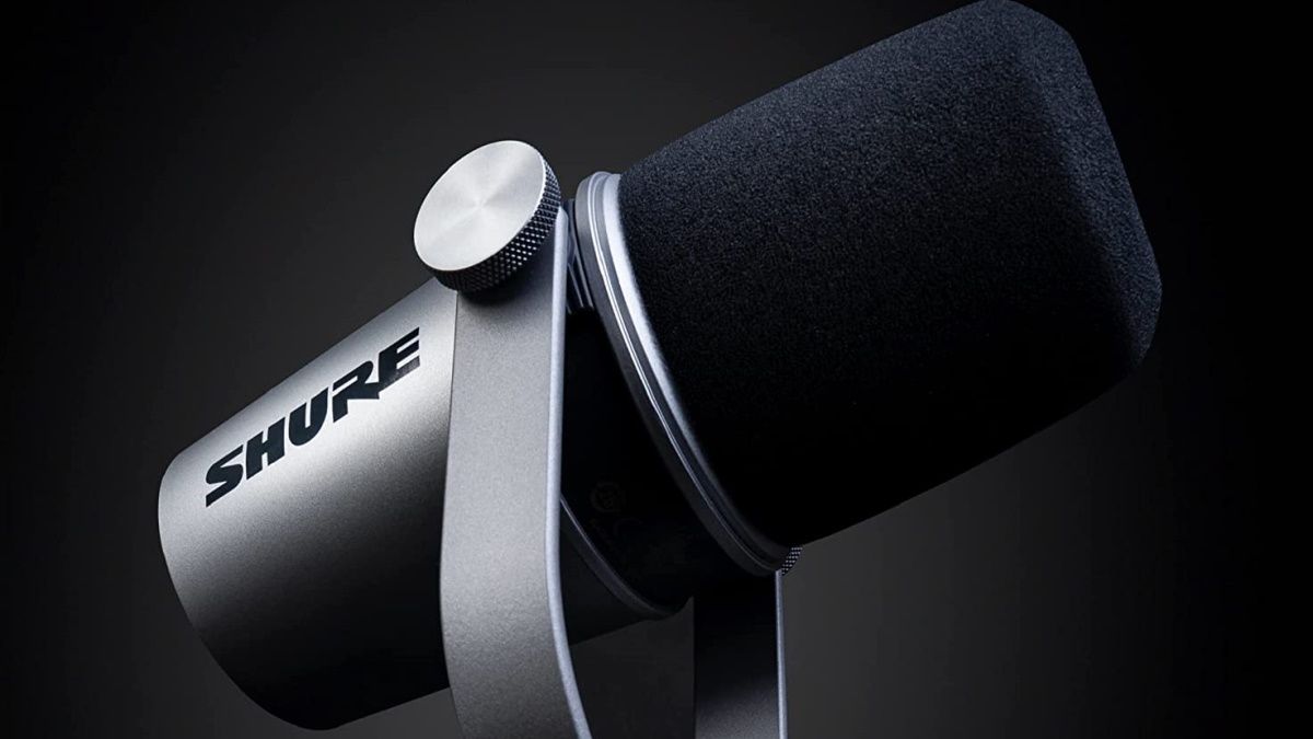 Shure MV7 em fundo preto