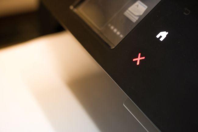 Uma luz vermelha de erro em uma impressora de escritório.