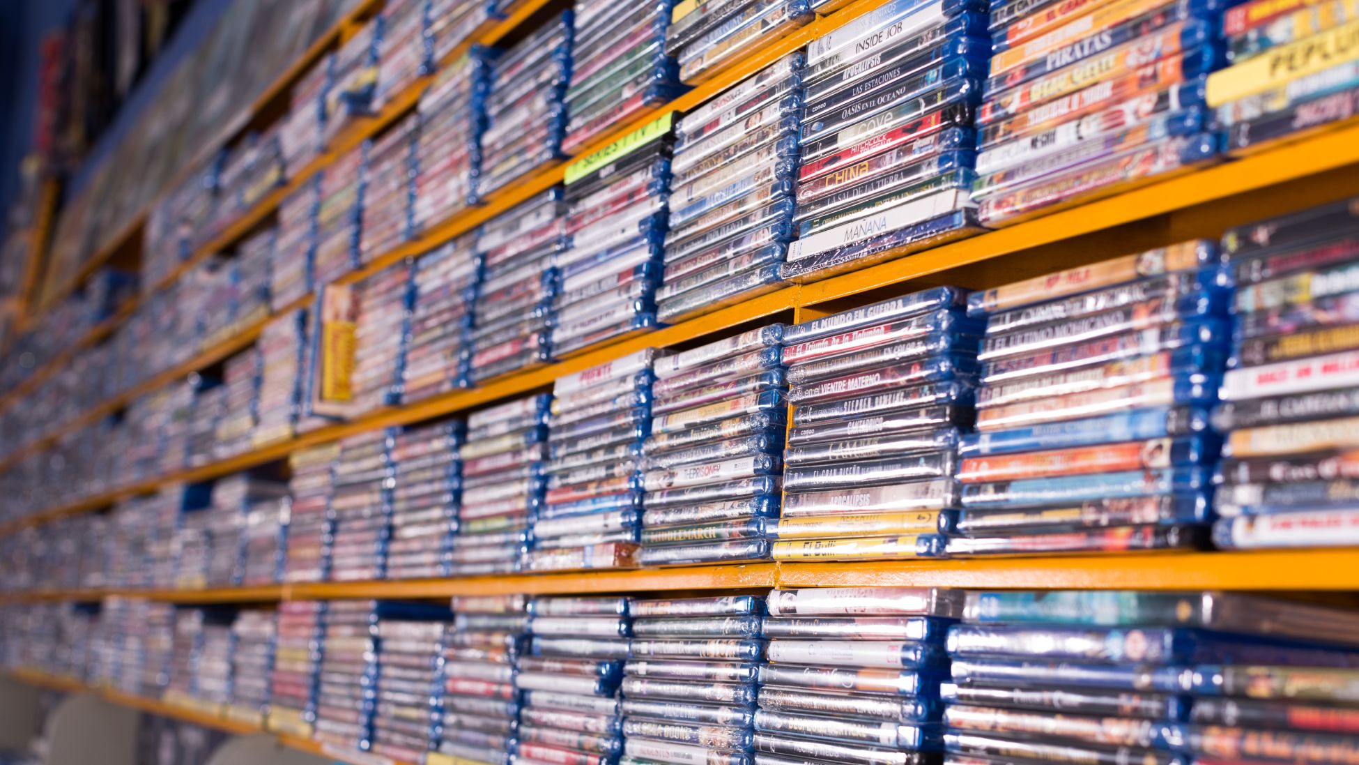 Grande coleção de filmes em DVD à venda em exposição numa loja