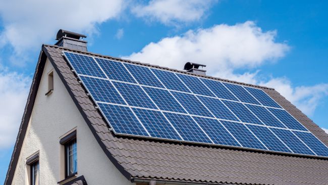 Painéis solares no telhado de uma casa.