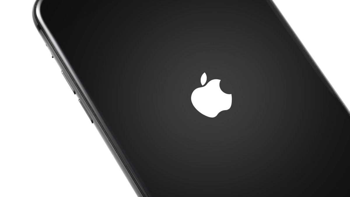 Um iPhone ligado com o logotipo da Apple visível.