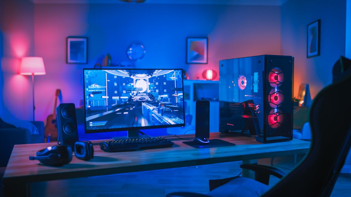 Poderoso equipamento de jogos para computador pessoal em uma sala com iluminação RGB.