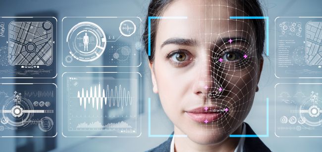 Rosto de mulher sendo digitalizado com vários gráficos de autenticação biométrica visíveis.