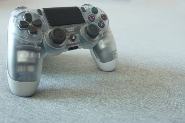 Um controlador Sony DualShock 4 transparente.