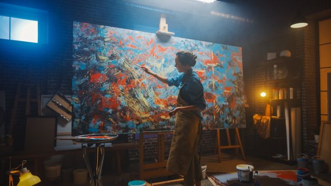 Um artista criando uma pintura abstrata.