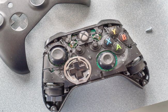 O interior de um controlador Microsoft Xbox One X.