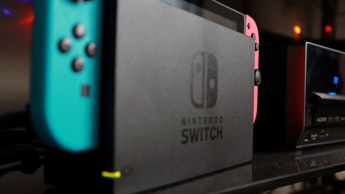 Nintendo Switch em seu dock abaixo de uma TV.