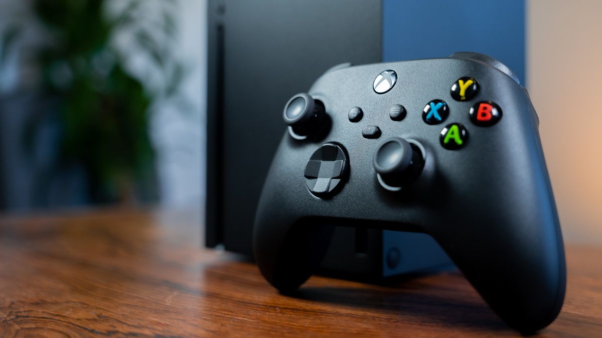 Um Xbox Series X e seu controlador.