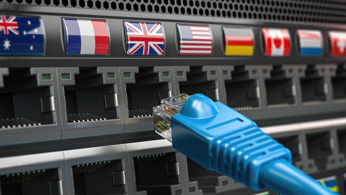 Conectar um cabo Ethernet em portas com bandeiras de diferentes países.