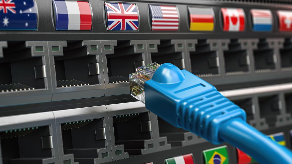 Conectar um cabo Ethernet em portas identificadas com bandeiras de diferentes países.
