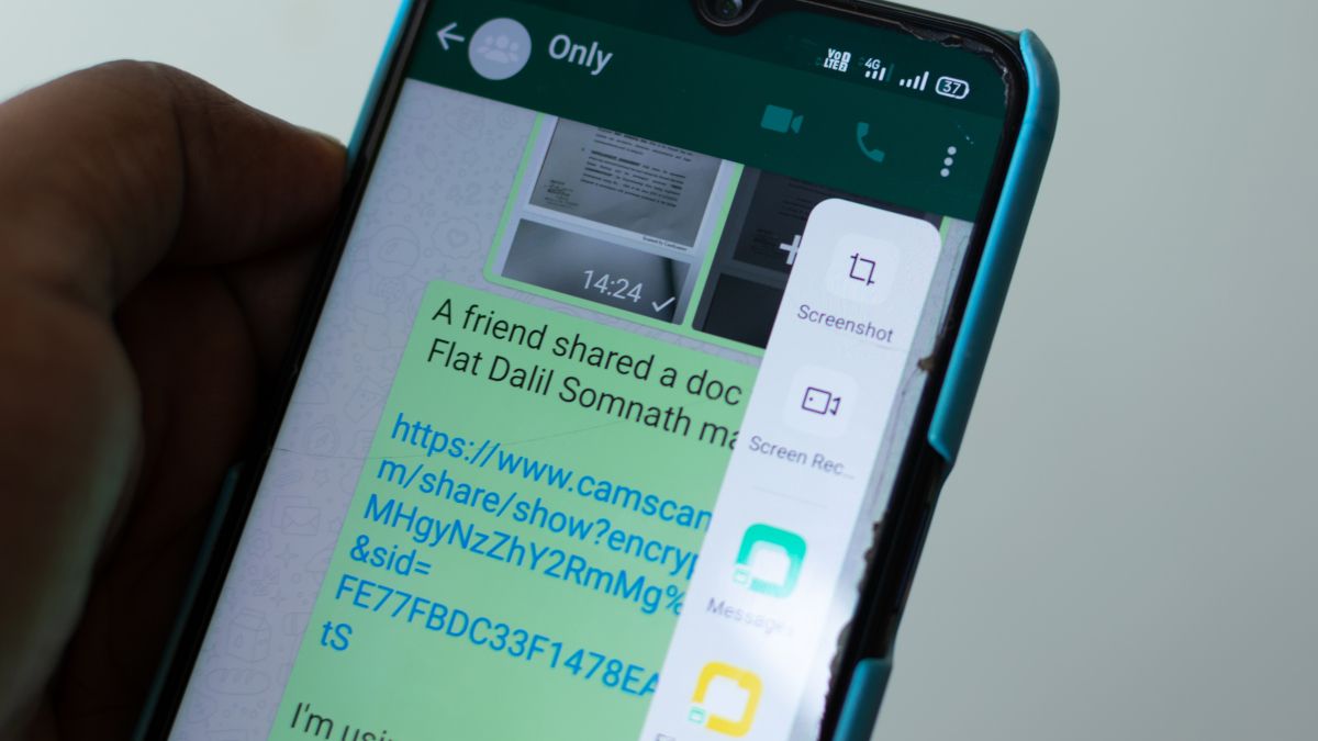 Close de um smartphone com uma mensagem contendo um link na tela.