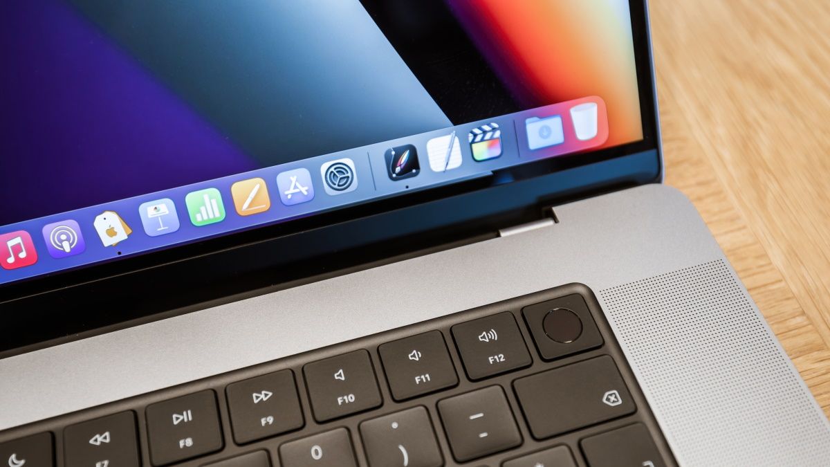 O dock de desktop e o teclado em um MacBook M1.