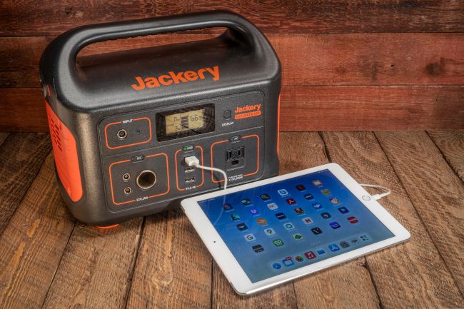 Estação de energia portátil Jackery Explorer 500 carregando um iPad.