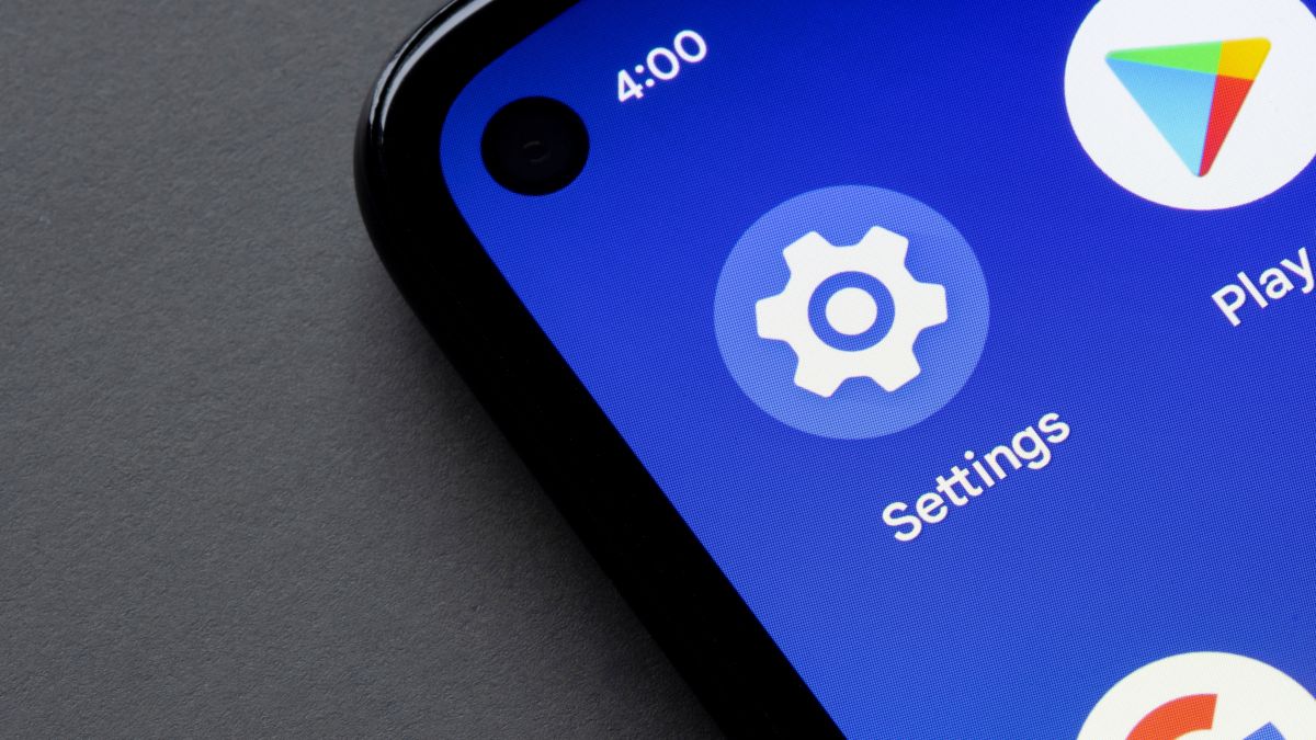 Close de um dispositivo Android Google Pixel 4a com o ícone do aplicativo Configurações em foco.