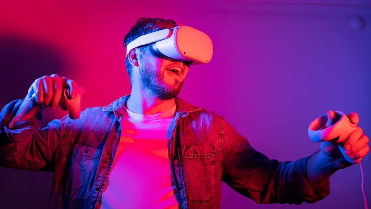 Homem usando um headset VR e segurando os braços em uma pose pronta para a ação.